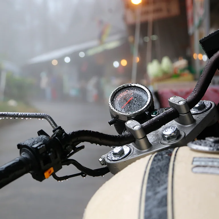 Consejos para manejar moto cuando llueve