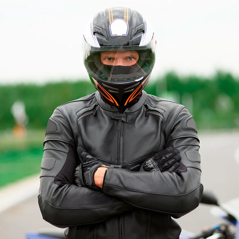 Contar con todas las prendas de seguridad es importante al manejar moto.