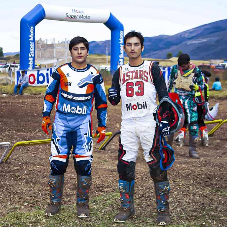 Los pilotos de la Escudería CMX Mobil™ durante la segunda fecha del Campeonato Nacional de Motocross en Cajamarca