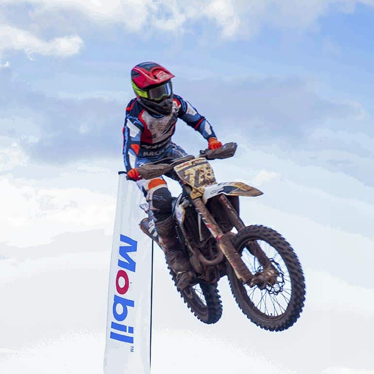 El piloto de la Escudería CMX Mobil, en un salto durante la segunda fecha del Campeonato Nacional de Motocross en Cajamarca.
